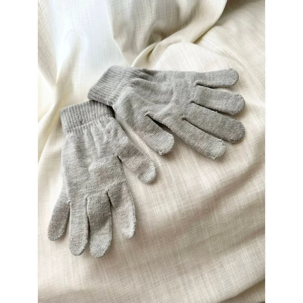 Grey knit gloves
